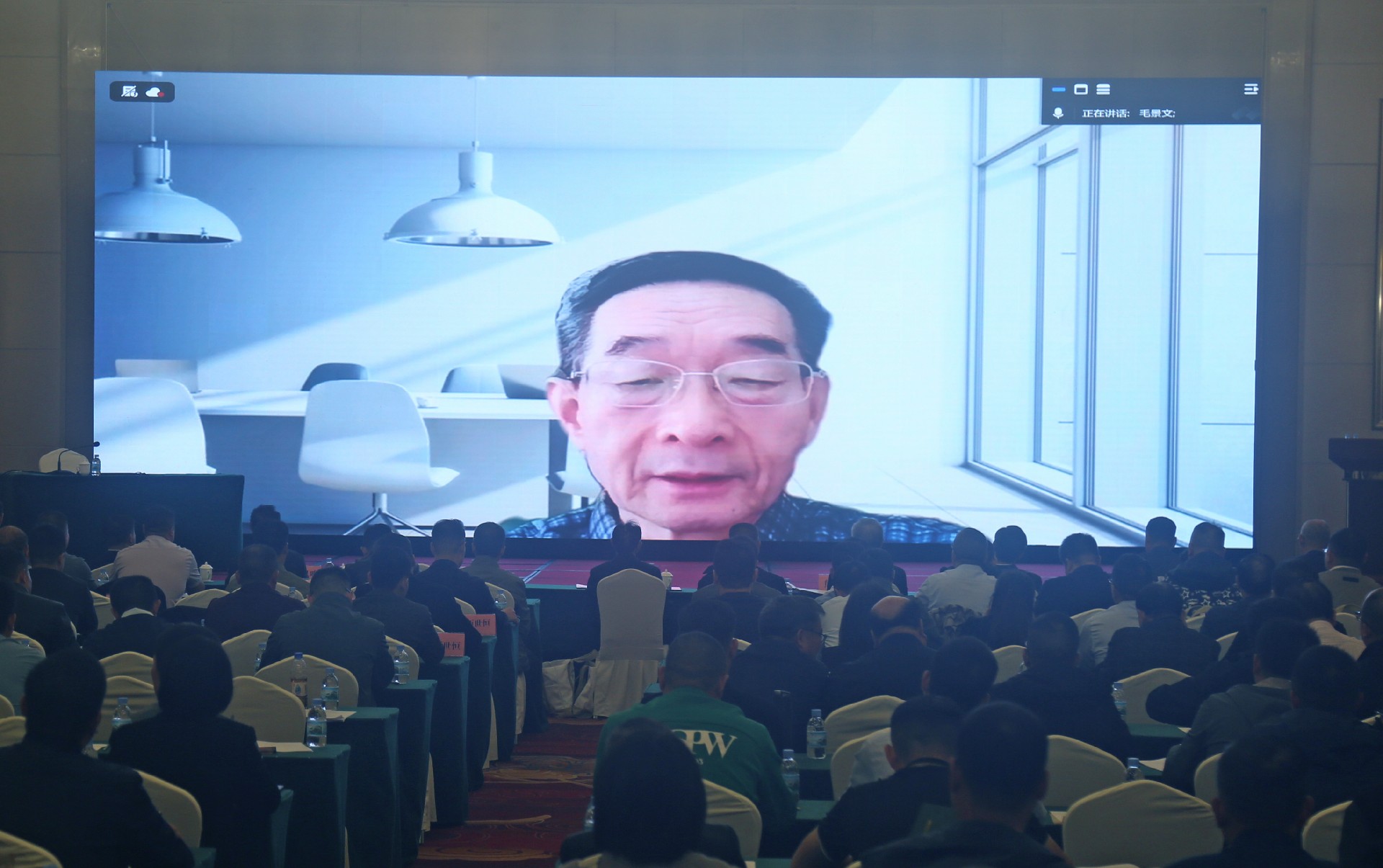 中國工程院院士毛景文線上作了《戰略性礦產需求現狀與新一輪找礦突破戰略行動》的主旨報告 1黃強攝.jpg